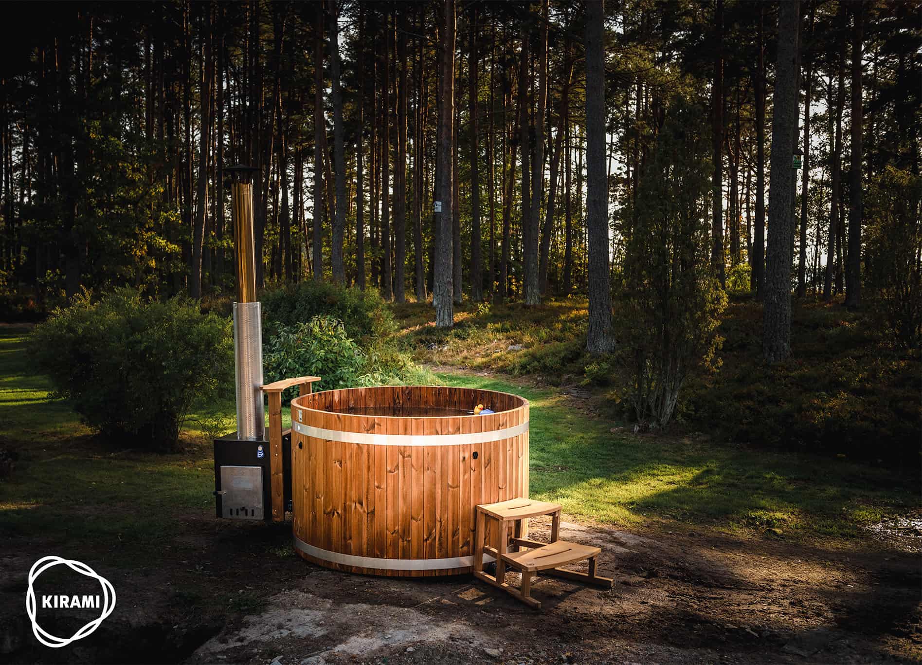 Kirami® Holz Badefass mit Holzofen im Wald