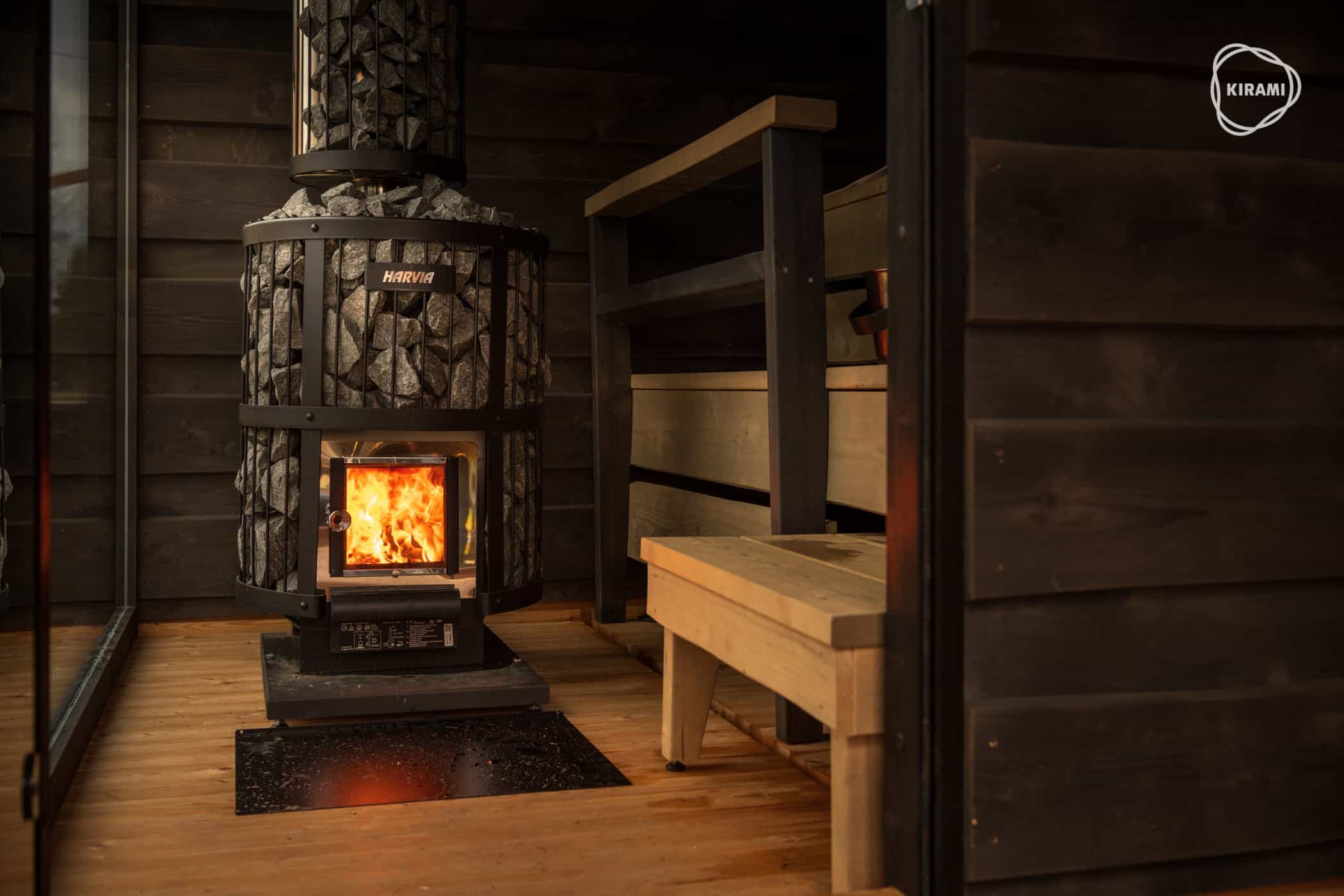 Innenansicht Kirami® FinVision Sauna Nordic Misty mit Holzofen Annex System